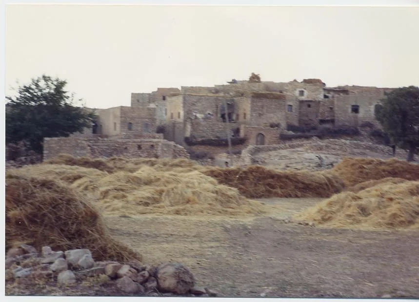 Steinhaus Bendara und Qube in Erdo, Yamanlar-Ortsschild